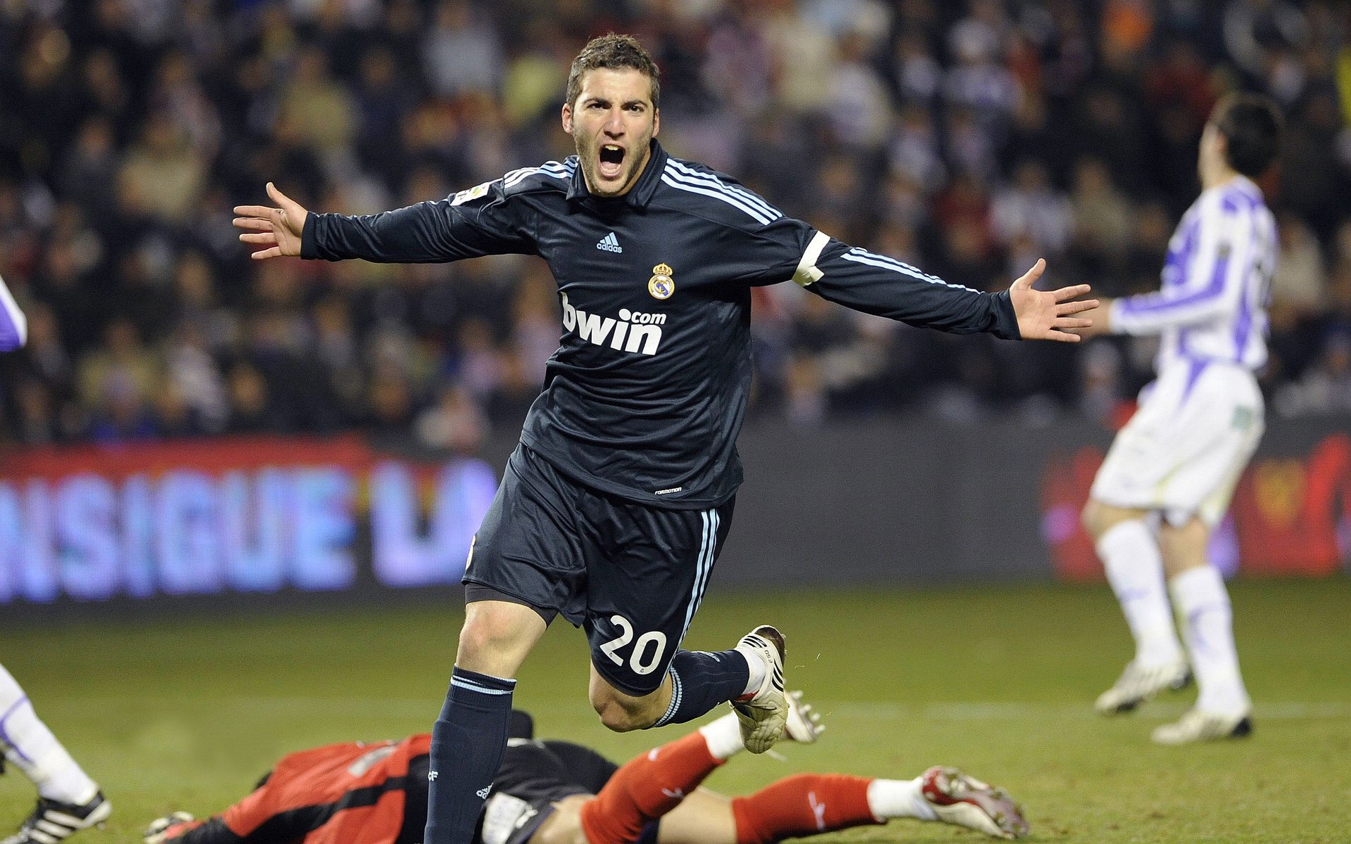 世界杯决赛：姆巴佩再戴帽 梅西再次进球 点球大战才分高下